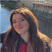 docente di inglese dá lezioni di inglese e spagnolo a studenti delle scuole medie